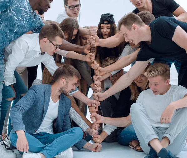 Lässige Gruppe junger Leute rennt schnell ihrem Ziel entgegen. — Stockfoto