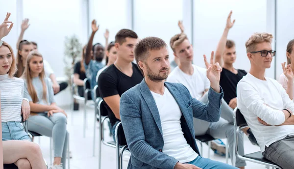 Seminer dinleyicilerinin arasında sıradan bir genç adam oturuyor. — Stok fotoğraf