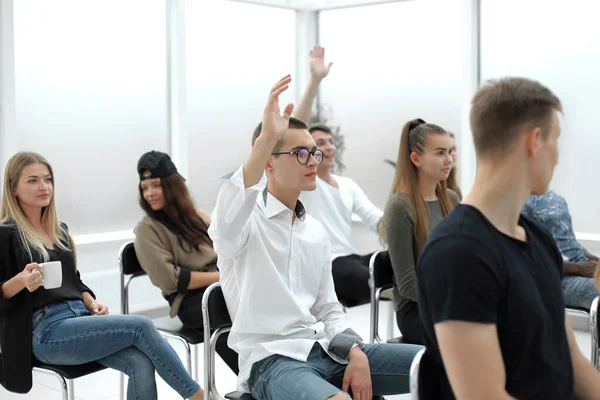 Gruppe unterschiedlicher junger Männer blickt in die Kamera — Stockfoto