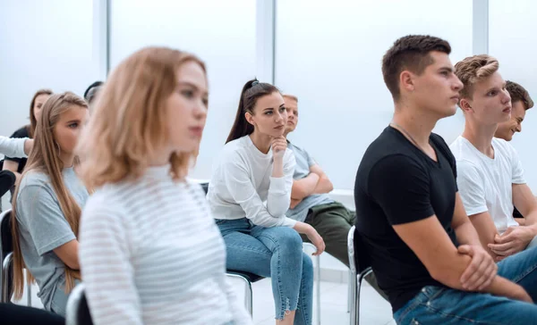 Les participants à la réunion de groupe applaudissent, assis dans une rangée — Photo