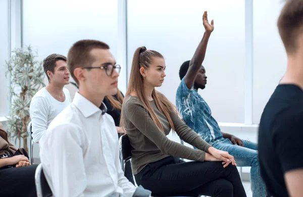 Jeunes gens divers applaudissant tout en étant assis dans la même rangée — Photo