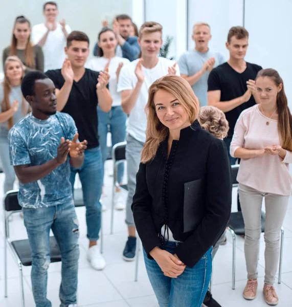 Vista superior. um grupo de jovens casuais aplaudindo juntos — Fotografia de Stock