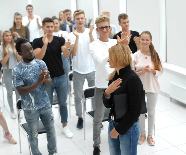 Vista dall'alto. un gruppo di giovani casuali che applaudono insieme — Foto Stock