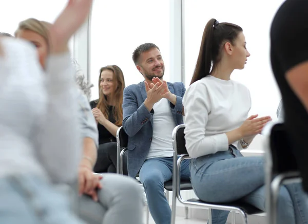 Nahaufnahme. Diverse junge Teilnehmer des Workshops, einhellig beklatscht — Stockfoto