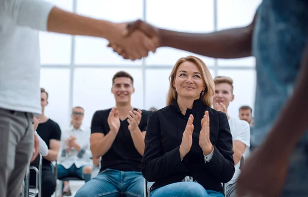 Participantes na formação profissional aplaudem no seminário — Fotografia de Stock