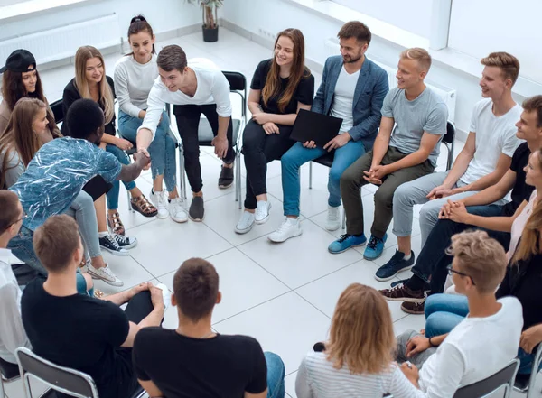 Jóvenes se saludan en una formación empresarial — Foto de Stock