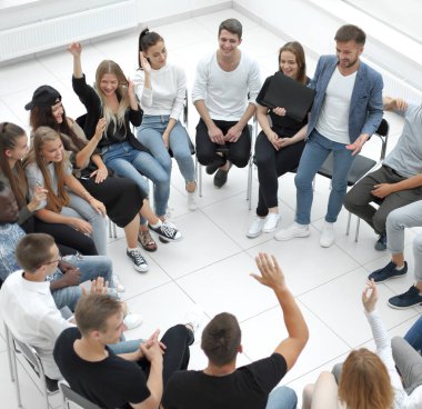 Katılımcılar iş semineri sırasında soru soruyorlar