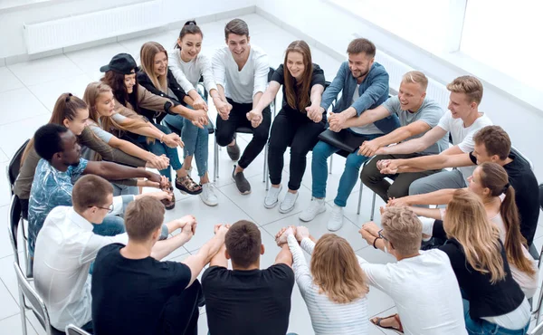 Gruppe unterschiedlicher junger Menschen, die ihre Hände zusammenlegen — Stockfoto