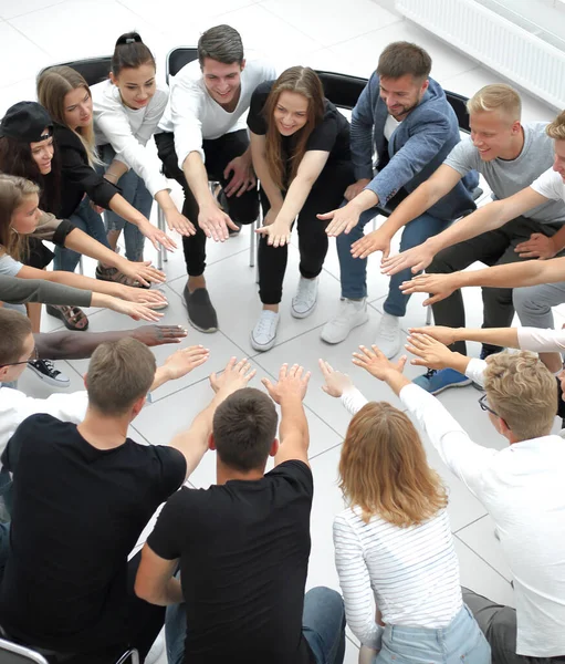 Gruppe unterschiedlicher junger Menschen, die ihre Hände zusammenlegen — Stockfoto