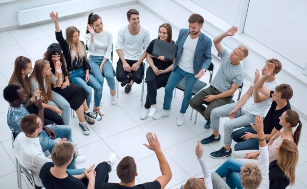 Participantes hacen preguntas durante el seminario de negocios — Foto de Stock