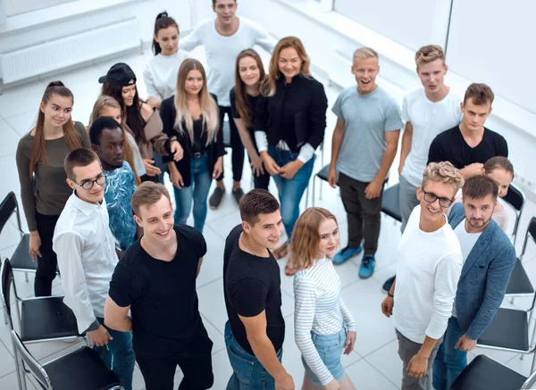 Handslag av unga likasinnade människor i en vänkrets — Stockfoto