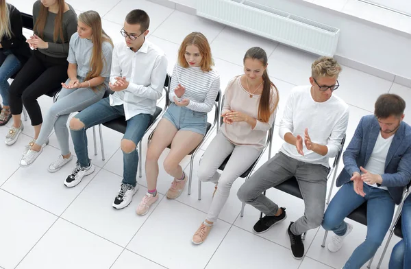 Jeunes auditeurs de formation en entreprise assis dans une rangée — Photo