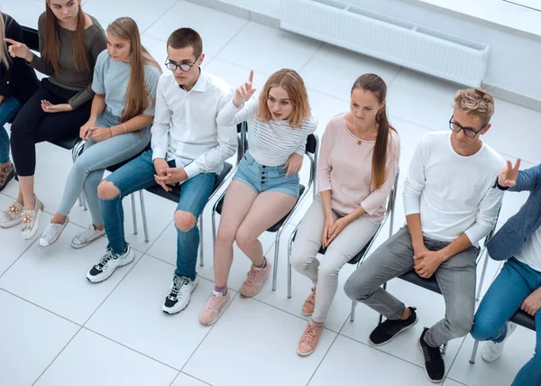 Jeunes auditeurs de formation en entreprise assis dans une rangée — Photo