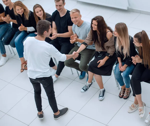 Vue de dessus. participants au séminaire applaudissant leur conférencier . — Photo