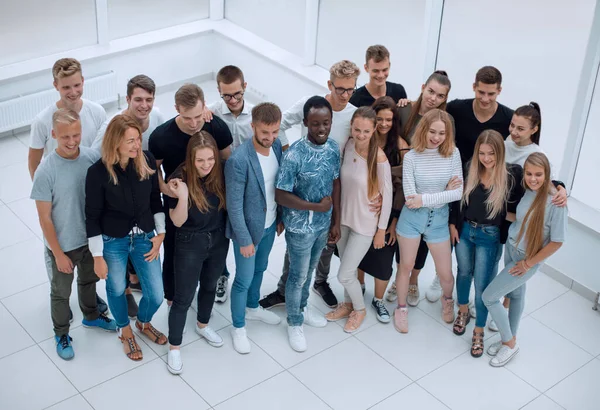 Gruppe unterschiedlicher junger Leute blickt in die Kamera — Stockfoto