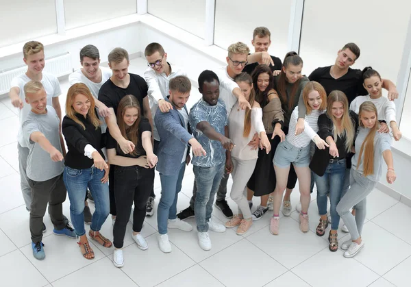Група різноманітних молодих людей, які дивляться на камеру — стокове фото