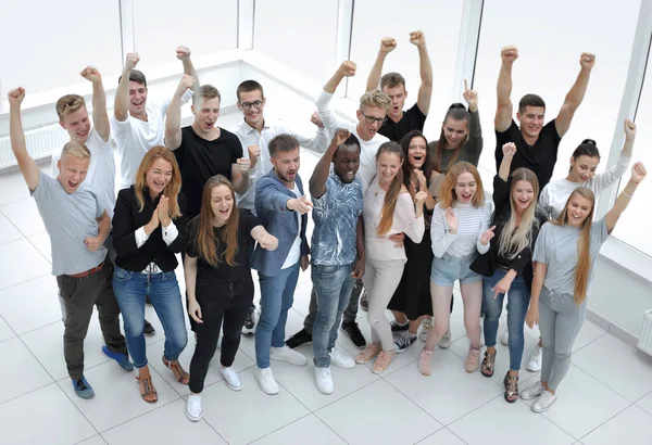 Gruppo di giovani diversi guardando la macchina fotografica — Foto Stock