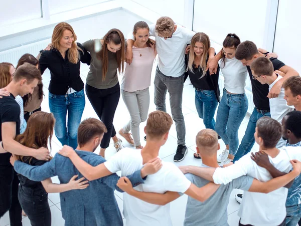 Группа случайных молодых людей, стоящих в кругу — стоковое фото