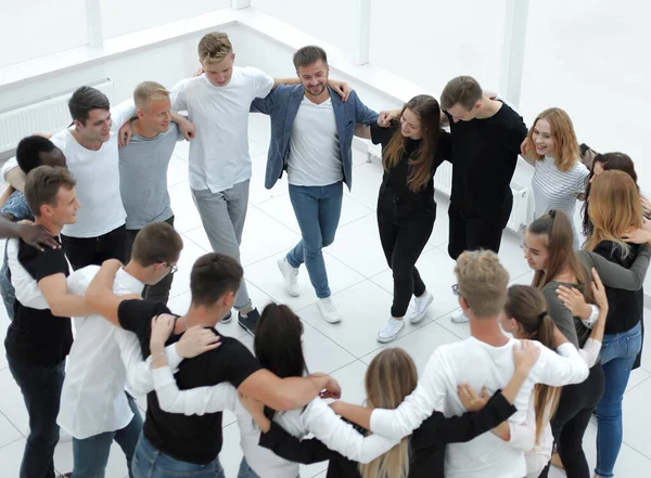 Gruppe lässiger junger Leute steht im Kreis — Stockfoto