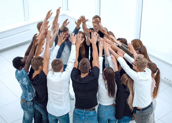 Grupp av tillfälliga ungdomar som står i en cirkel — Stockfoto