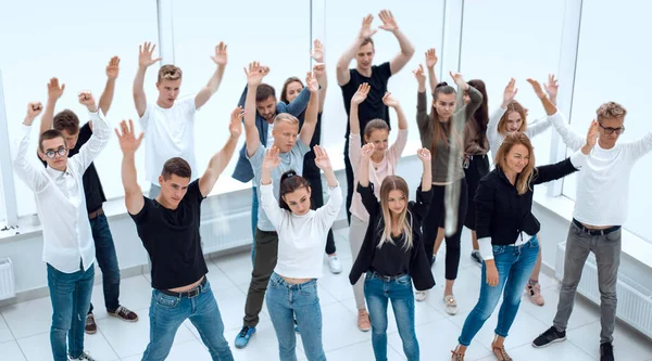 Groep ongedwongen jongeren die in een cirkel staan — Stockfoto