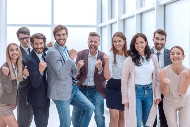 Kapat. Bir grup neşeli genç insan bir arada duruyorlar.