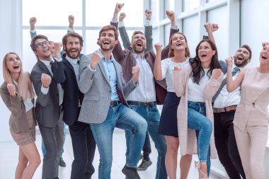 Kapat. Bir grup neşeli genç insan bir arada duruyorlar.