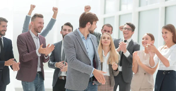 Vrolijke medewerkers feliciteren een collega met de promotie — Stockfoto