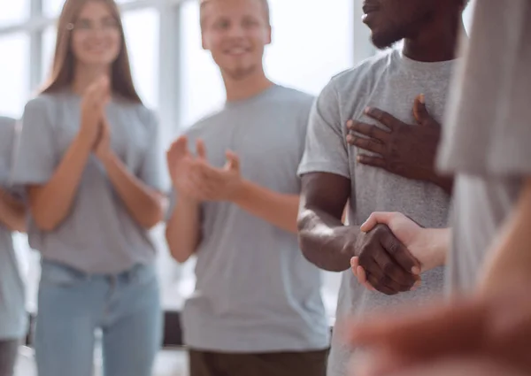 Grupo de contacto de jóvenes aplaudiendo a su entrenador — Foto de Stock