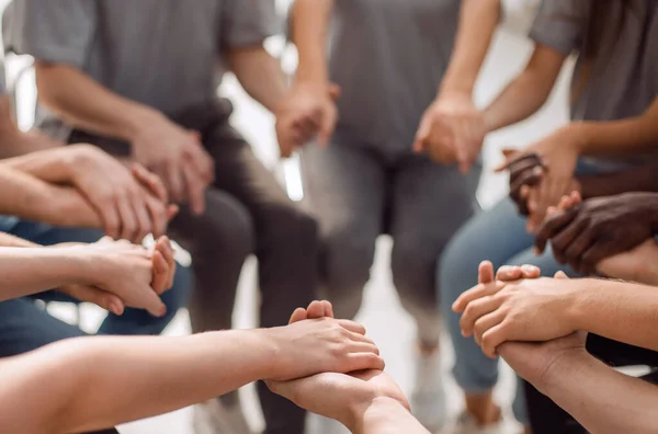 Закрывай. a group of people holding each other hands — стоковое фото