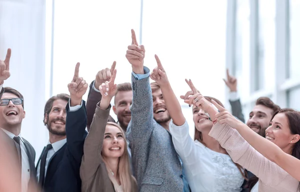 De cerca. jóvenes felices, apuntando lejos hacia arriba — Foto de Stock