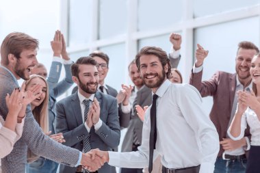 mutlu iş ekibi genç iş ortakları tebrik