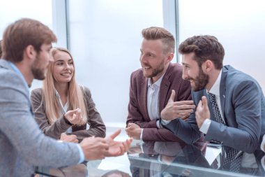 Genç iş kadını iş ekibiyle toplantıda.