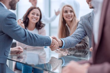 yakın kapatın. el sıkışma ile işlemi onaylayan iş adamları