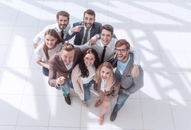 Üst Manzara. Bir grup gülümseyen genç iş adamı sizi işaret ediyor..