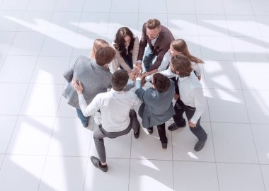 Üst Manzara. Başarılı iş ekibi ellerini kaldırarak bir çember oluşturdu..