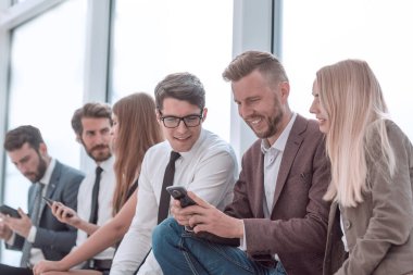 Genç çalışanlar haberleri internetten izlemek için akıllı telefonlarını kullanıyorlar.