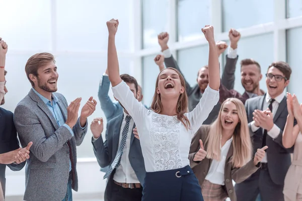 De cerca. jubiloso equipo de negocios aplaudiendo su victoria . —  Fotos de Stock