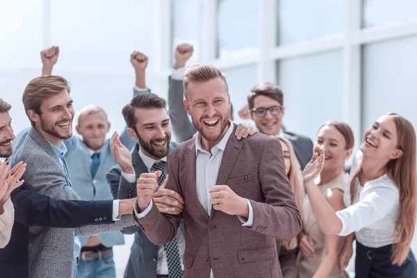 Doe dicht. vrolijk bedrijf medewerkers feliciteren hun collega — Stockfoto