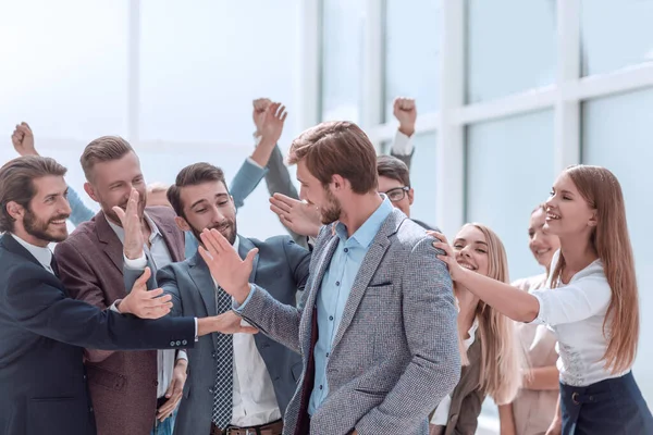 De cerca. alegres empleados de la empresa aplaudiendo a su colega . —  Fotos de Stock