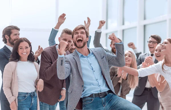 Vrolijke medewerkers feliciteren een collega met de promotie — Stockfoto