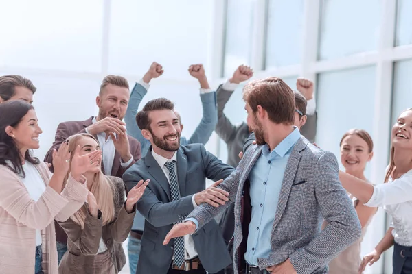 Vrolijke medewerkers feliciteren een collega met de promotie — Stockfoto