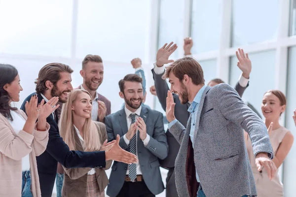 Grupo corporativo de empleados felicitando a su colega . —  Fotos de Stock