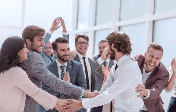 젊은 비즈니스 파트너를 축하하는 행복한 비즈니스 팀 — 스톡 사진