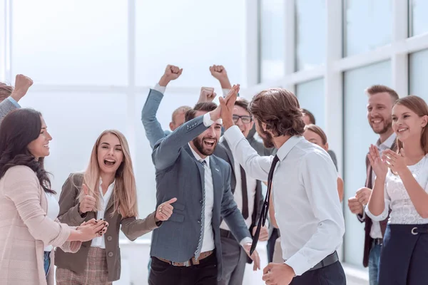 Grupo corporativo de empleados felicitándose mutuamente por la victoria —  Fotos de Stock