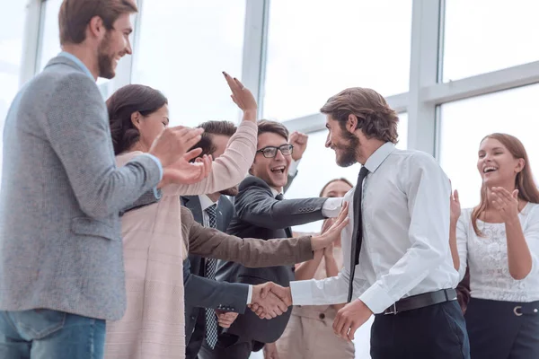 Корпоративна група співробітників вітає один одного з перемогою — стокове фото