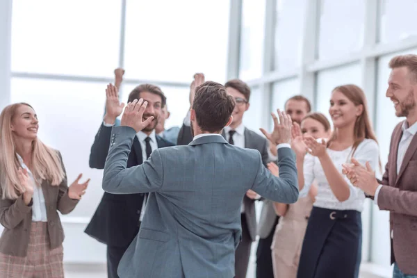 Fecha. equipe de negócios feliz encontrar seu líder com aplausos — Fotografia de Stock