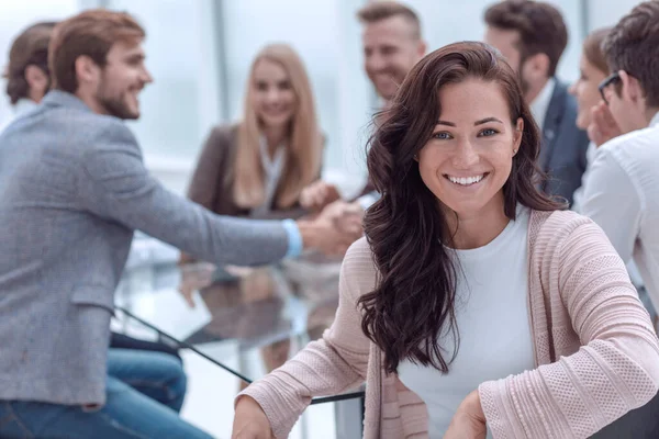 Mujer de negocios sonriente sentada frente a la mesa en la sala de reuniones — Foto de Stock