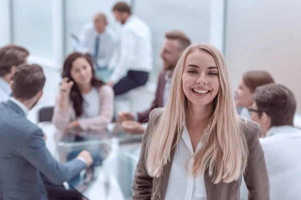 Fecha. sorrindo jovem empregado de pé no escritório — Fotografia de Stock