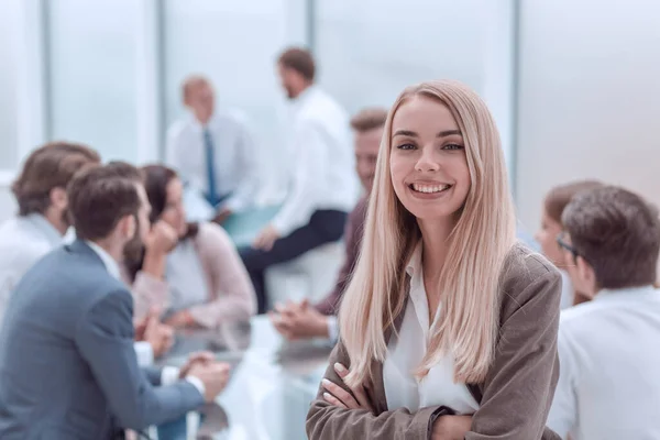 De cerca. sonriente joven empleado de pie en la oficina — Foto de Stock